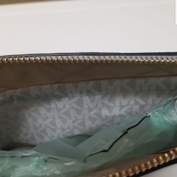 Michael kors wristlet - Picture 3 of 5